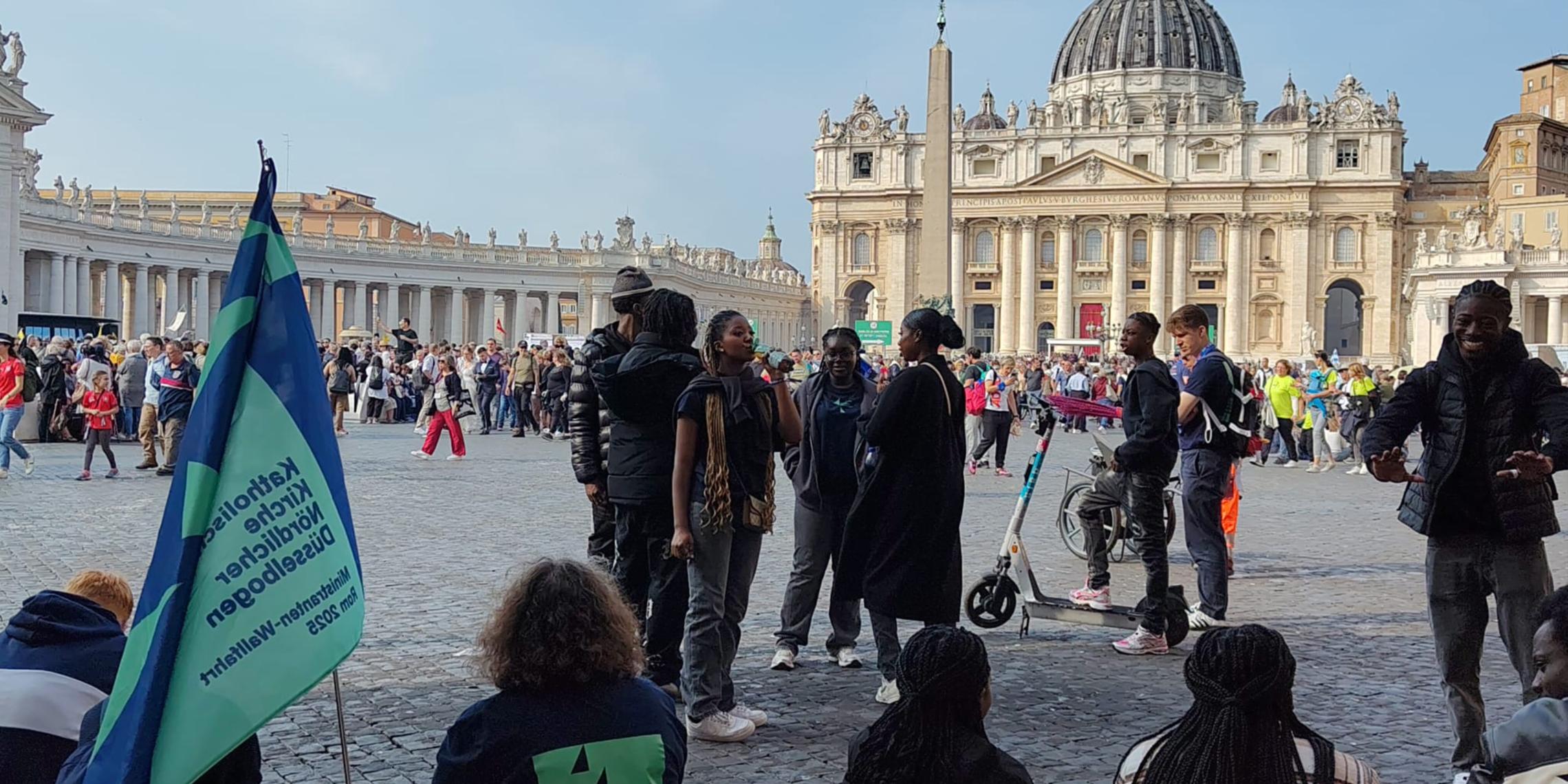 Warten auf die Papstaudienz