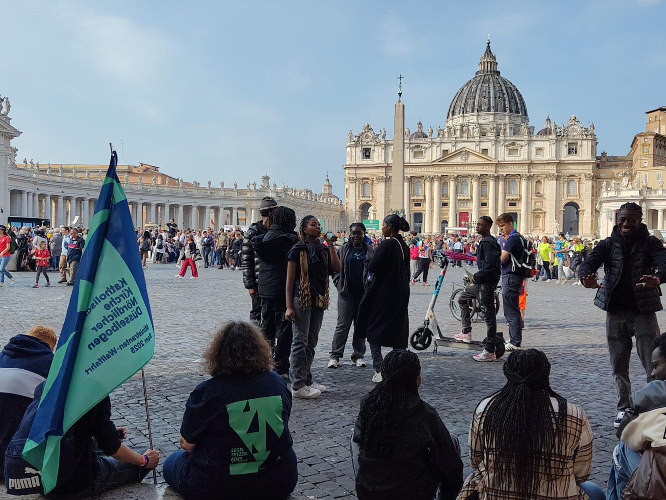 Warten auf die Papstaudienz